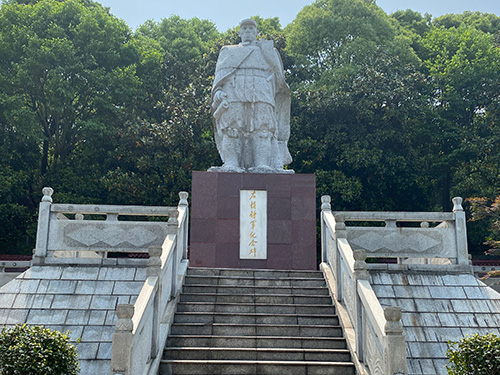 公司組織開展清明節(jié)祭掃烈士墓活動